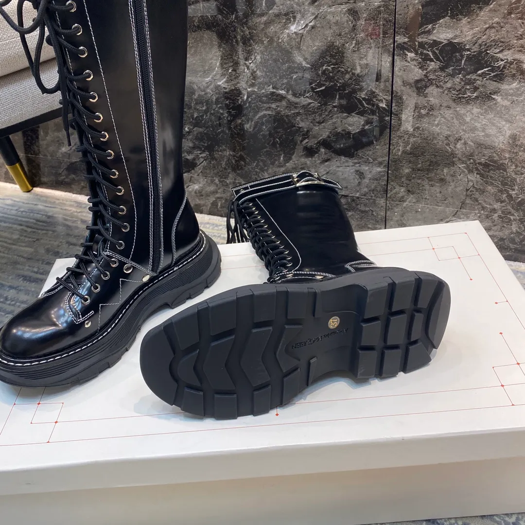 👟👟Ex-factory price 760👟👟MCQ McQueen boots ▪️The latest new color series of Alexander McQu**▪️2020s counter ────────────────This can completely replace its previous popular white shoe series 🎉 It is not picky about the foot shape at all, and it looks great on the foot ▪️Upper: exclusive custom-made original open-edge beaded cowhide ▪️ Inside: original customized sheepskin ➕ genuine leather welt ▪️Exclusive molded original outsole Anti-slip T👟👟Factory price U outsole Size 35-39 [40 can be customized and non-refundable]